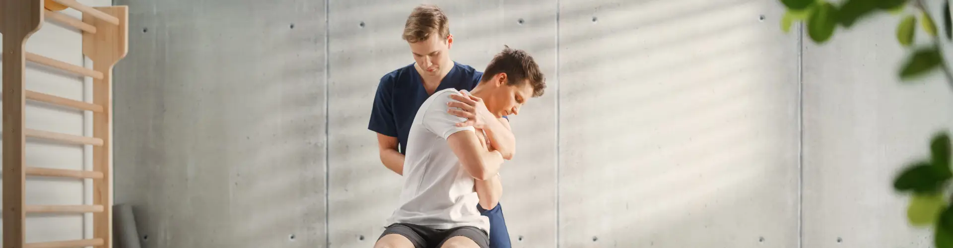 osteopath_physiotherapist_desk